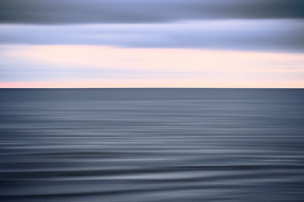 Zonsondergang boven de Noordzee bij Rockanje, met de horizon in roze en blauwe tinten